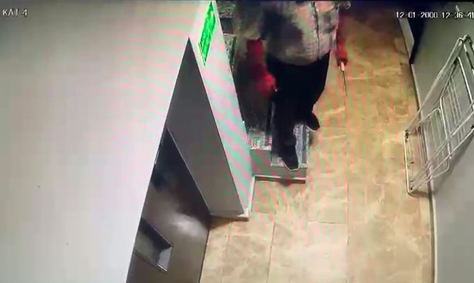 Aldattığını öne sürdüğü eşi ve sevgilisini otelde basarak yaraladı!