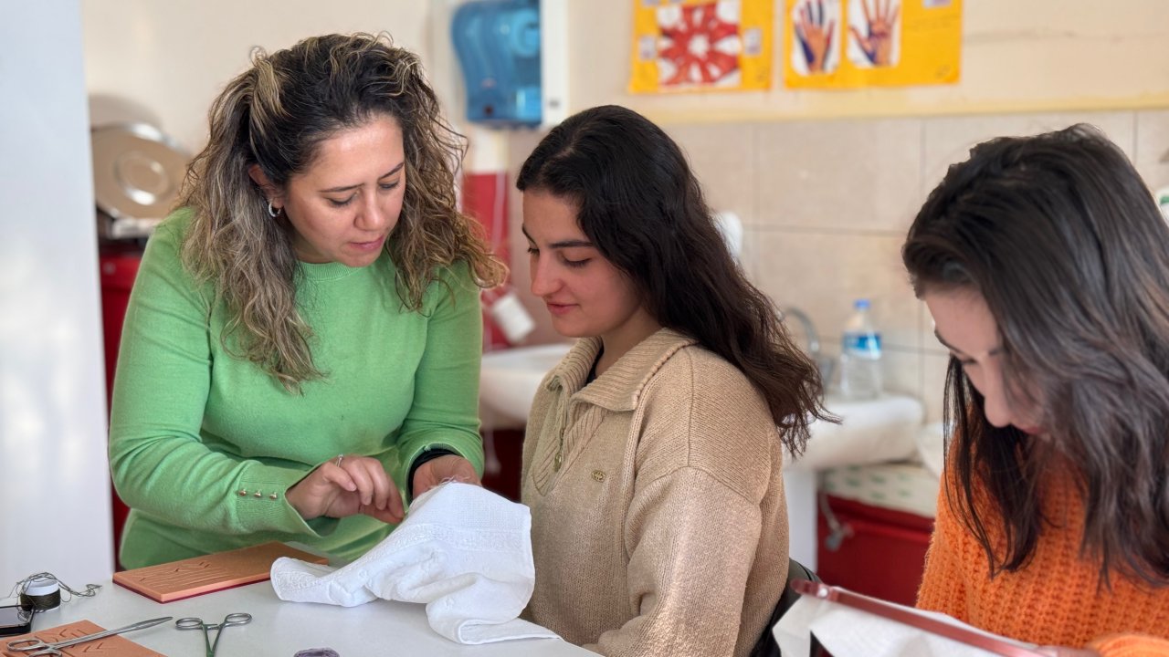 Konya'da Ebelik öğrencileri el becerilerini dikiş nakışla geliştiriyor