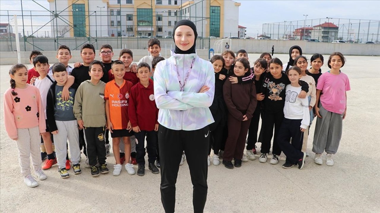 Ahsen öğretmen örnek oluyor