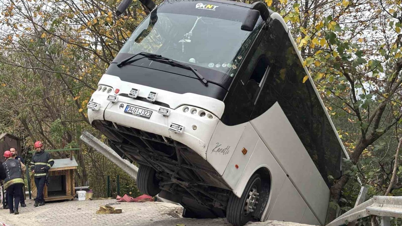 Tur otobüsü şarampolde asılı kaldı!