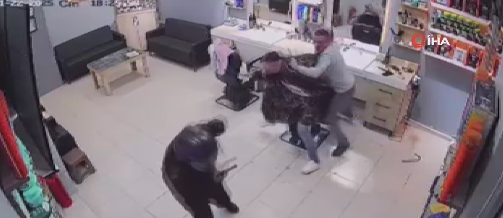Uyuşturucu satıcılarını polise şikayet eden berbere, dükkanında silahla saldırdılar