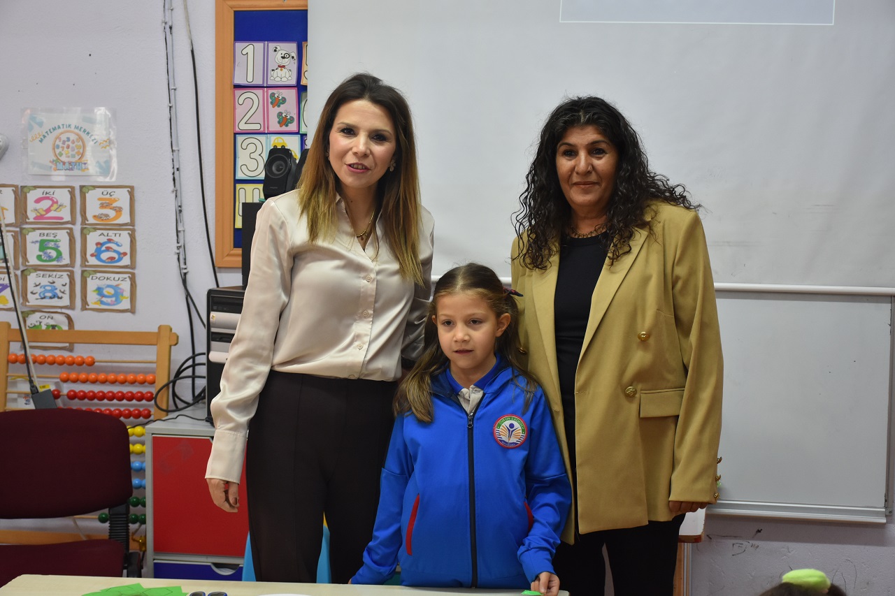 Konya'da öğretmen anne ile kızı aynı okulda öğrencileri geleceğe hazırlıyor