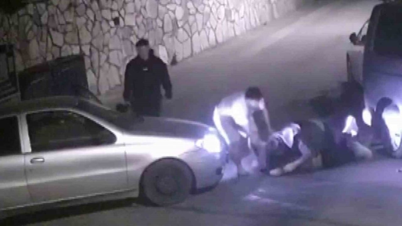 Aracına çarpan sürücüyü aracından indirip darbetti