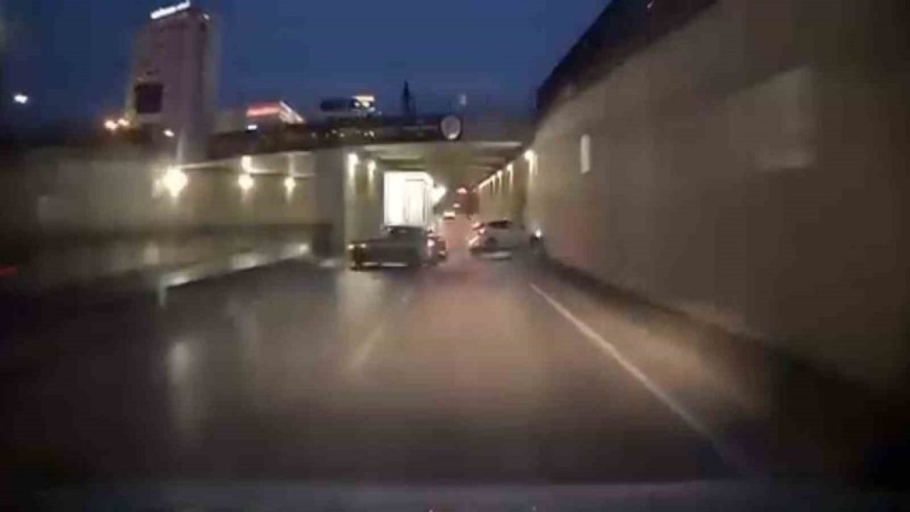 Trafiği tehlikeye sokan maganda kaza yaptı! Attığı makas başkasının değil kendi canını yaktı