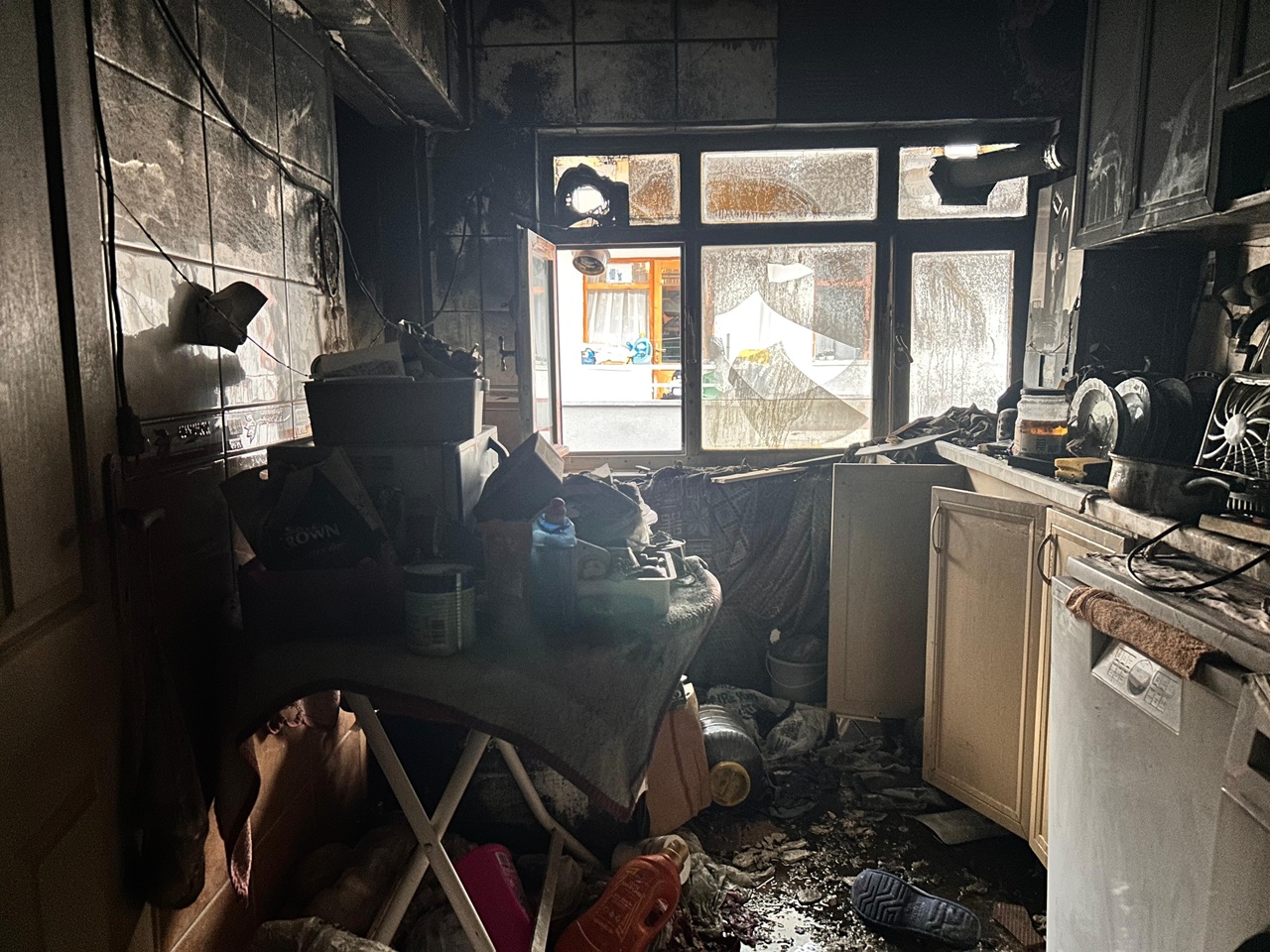 Evini ateşe verdi, balkona çıkıp izledi