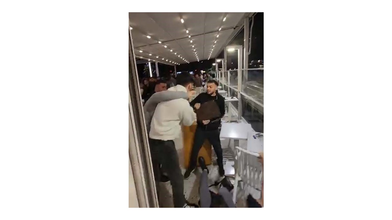 Mersin’de kafedeki kavgada yumruklar havada uçuştu