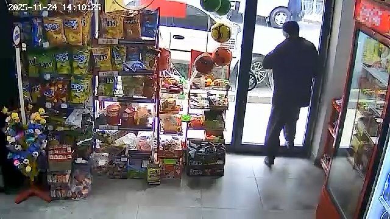 Kapı olduğunu anlayamadı, kafasıyla camı kırdı