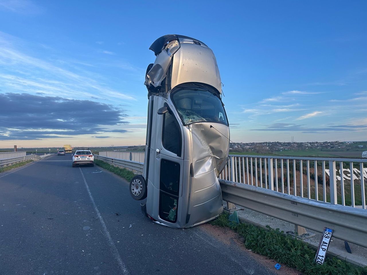 Takla atanı, ters döneni gördük ama bu araç bariyere çarpınca dik durdu!