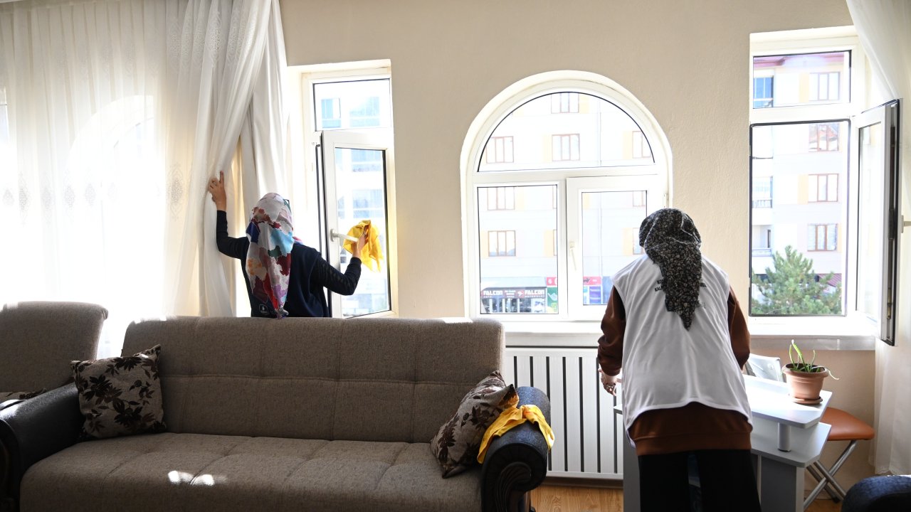 Konya'daki belediye 65 yaş üstü özel gereksinimli vatandaşlara evde özel bakım yapıyor