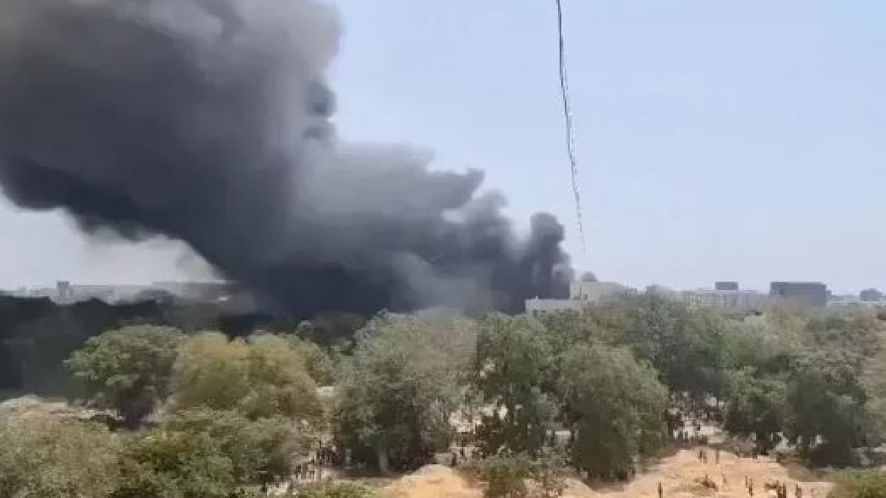 Yolcu Uçağı Yerleşim Alanına Düştü