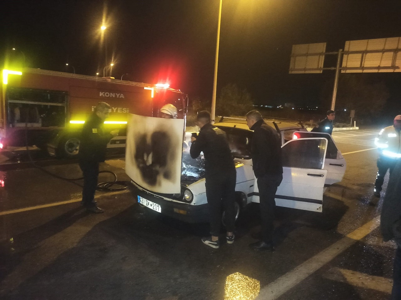 Seydişehir'de kırmızı ışıkta bekleyen otomobilde aniden dumanlar yükseldi