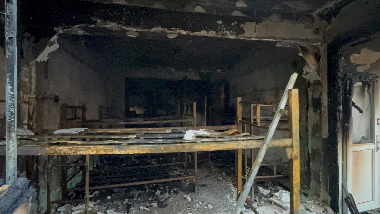 Alacaklı işçi sinir krizi geçirdi! Bıçak çekti, 30 işçinin bulunduğu binayı ateşe verdi!