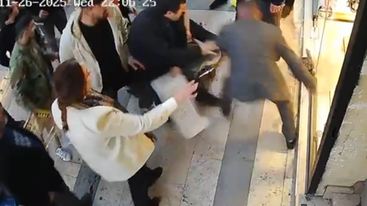 Sokak ortasında dehşeti yaşadılar! Boşanma aşamasındaki eşini defalarca bıçakladı! Esnaf meyve kasalarıyla kurtardı