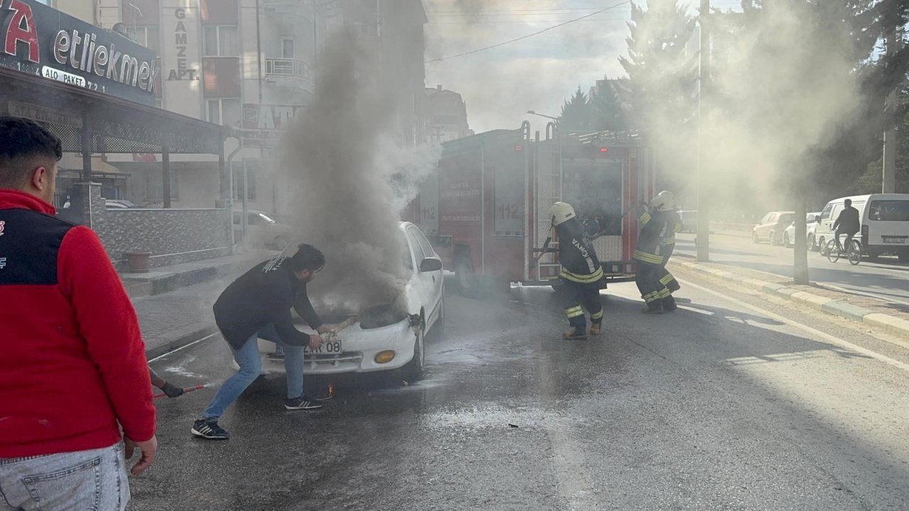 Konya'da otomobilin motorundan aniden dumanlar yükseldi