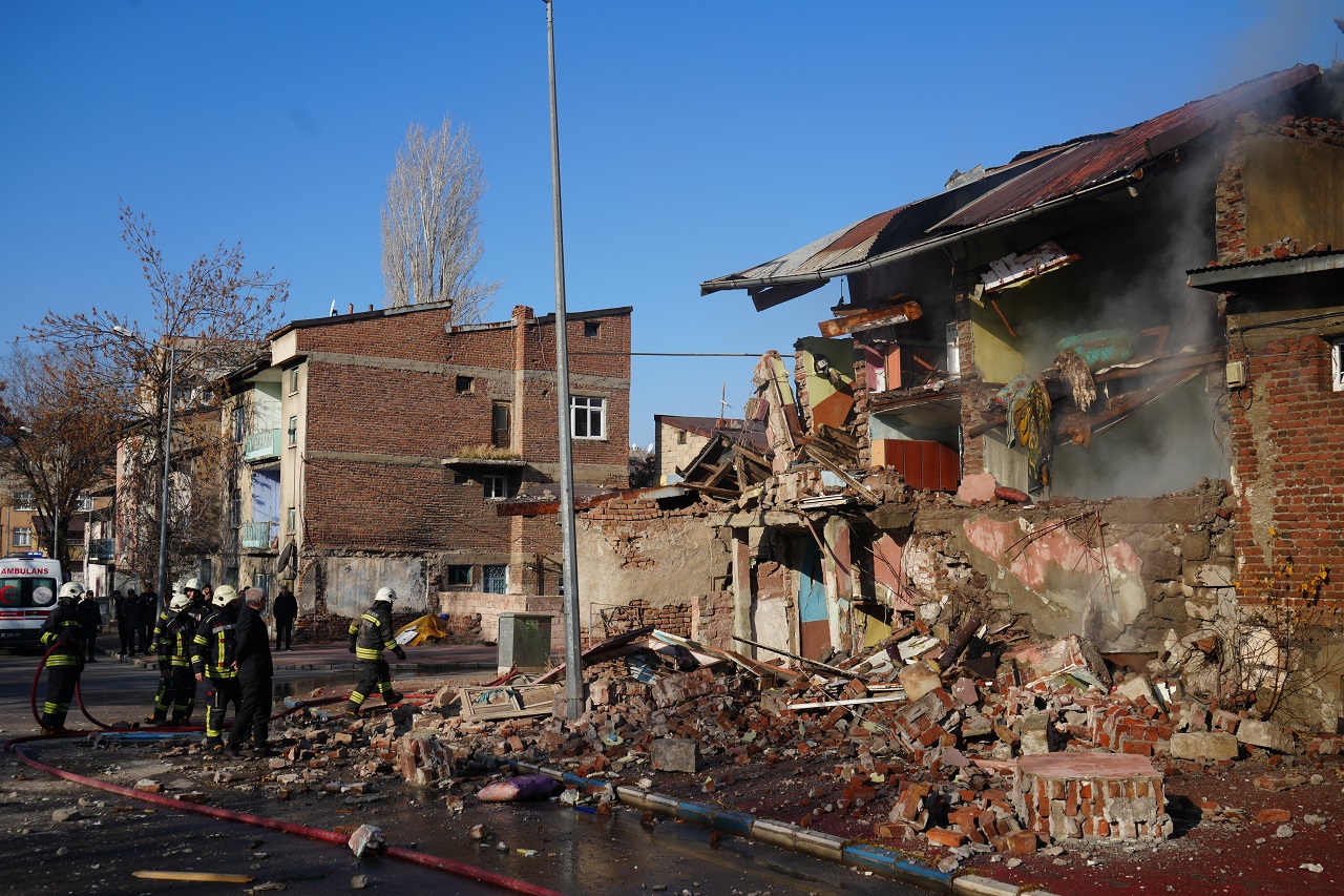 Erzurum'da doğalgaz patladı, ortalık savaş alanına döndü!  2 ev çöktü