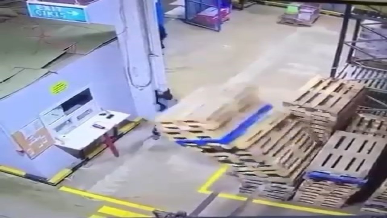 Fabrikada kıl payı kurtuluş, az kalsın paletlerin altında kalacaktı!