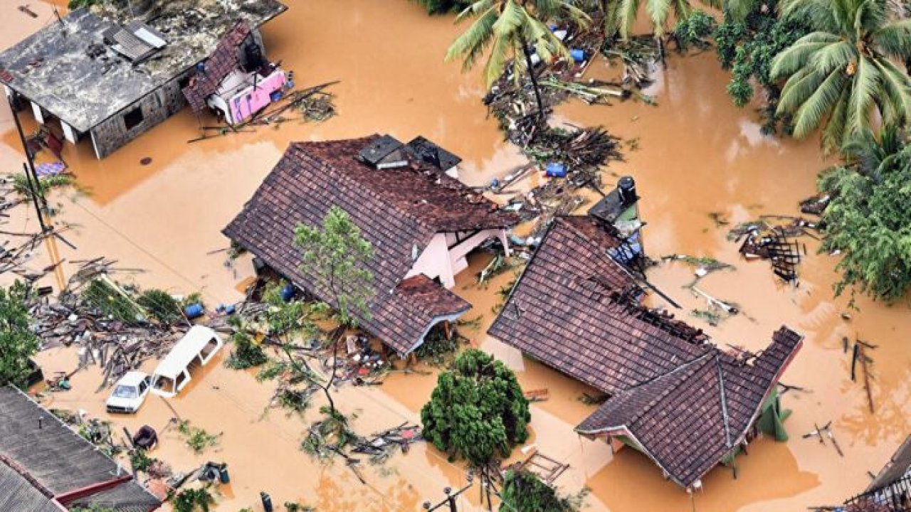 Sel ve toprak kayması evleri yolları ve insanları yuttu! Korkunç bilanço: 31 ölü, 14 kayıp
