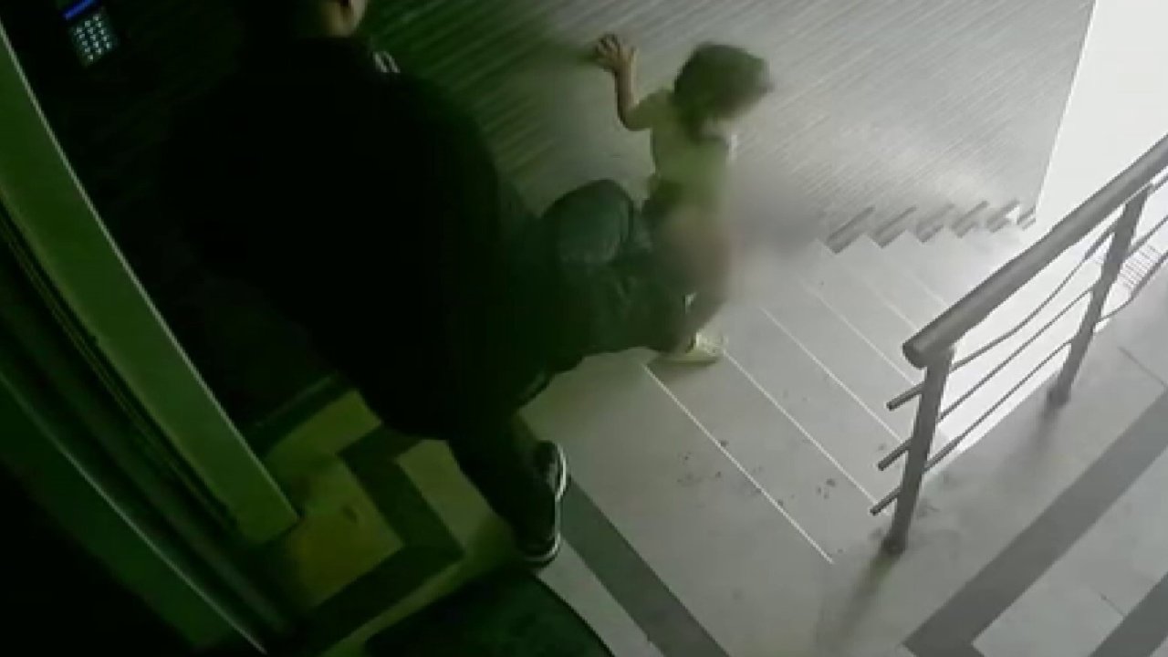 Eyüpsultan’da 3 yaşındaki kızına tekme atıp merdivenlerden aşağı düşüren babaya 1 yıl 6 ay hapis cezası