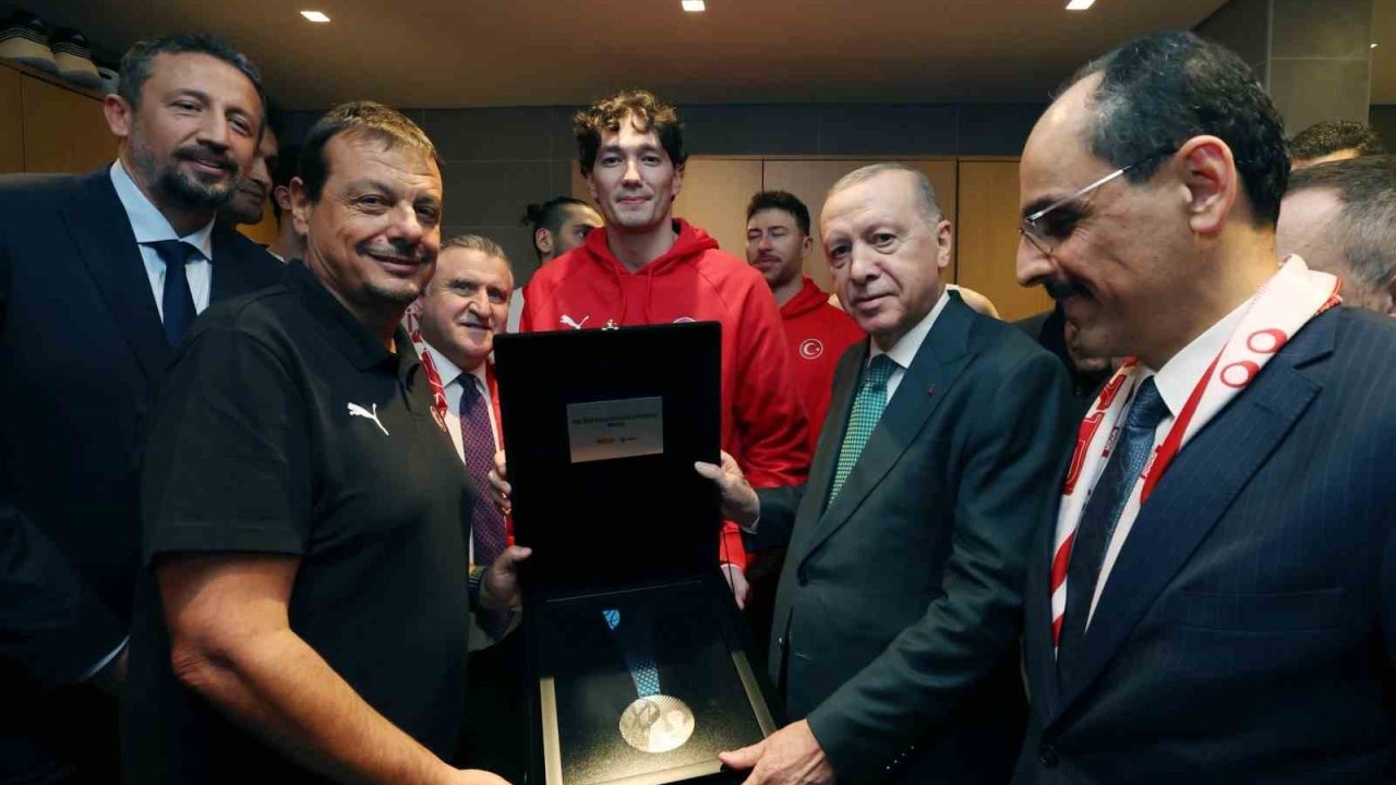 A Milli Erkek Basketbol Takımı, ikincilik madalyasını Cumhurbaşkanı Erdoğan’a takdim etti
