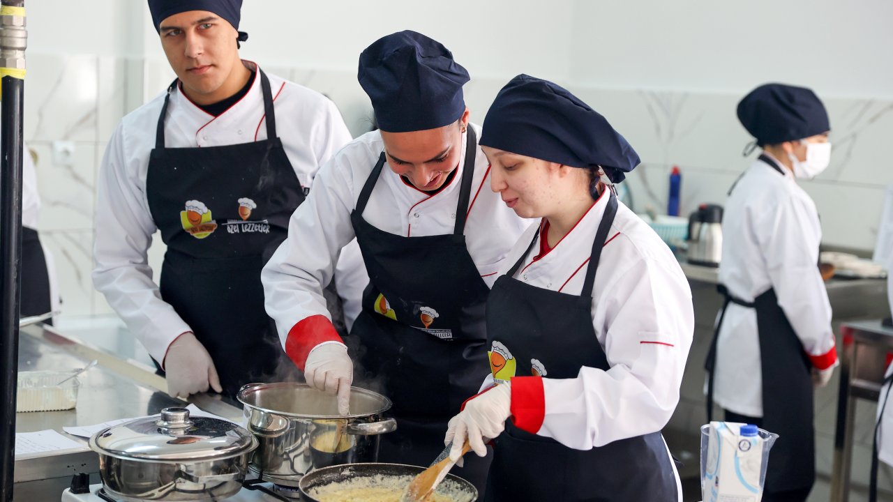 Konya'da özel çocuklar en lezizini yapmak için ter döktü