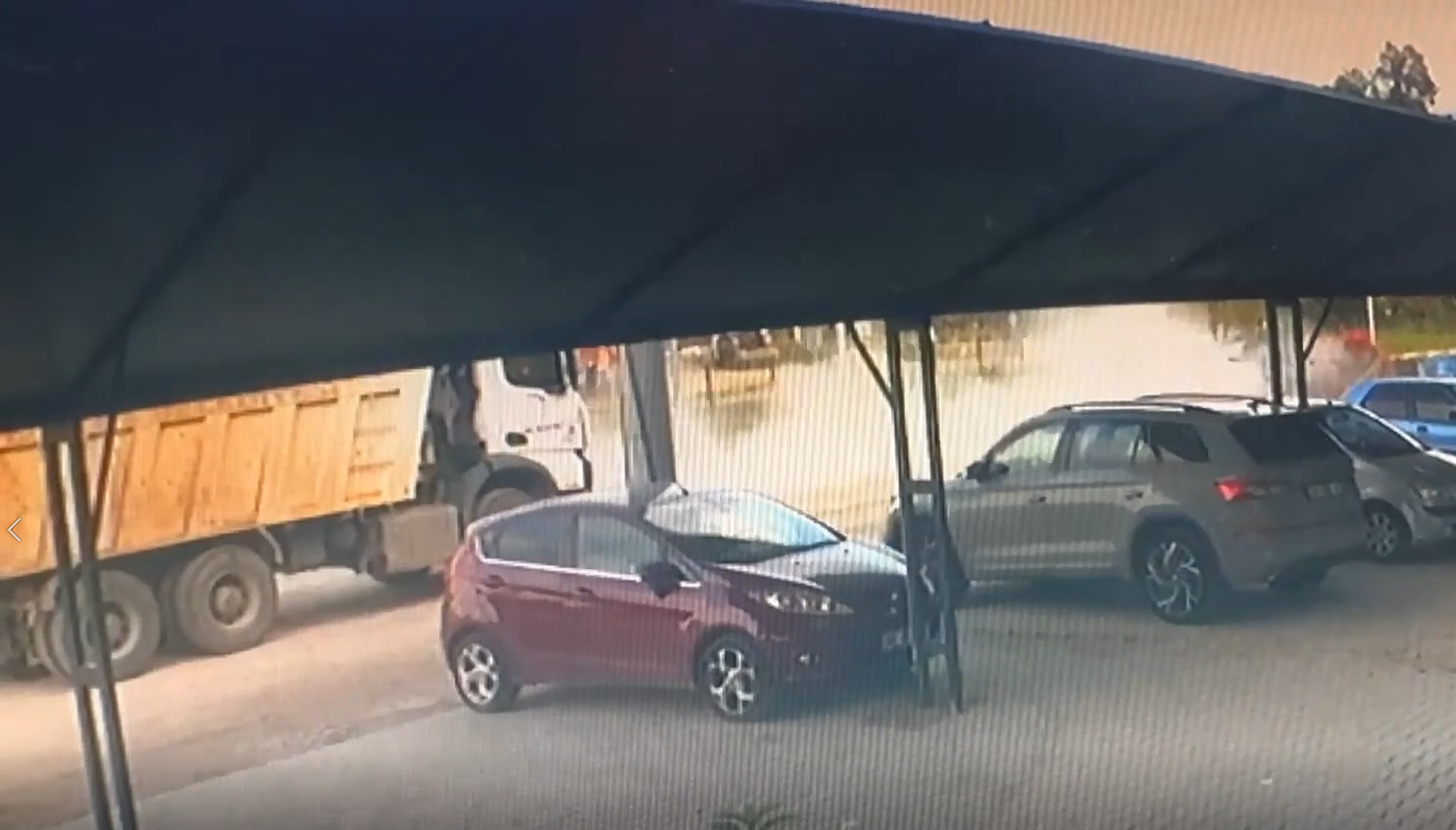 Yol kenarında park halindeki otomobile hızla çarpan Mercedes'in sürücüsü öldü