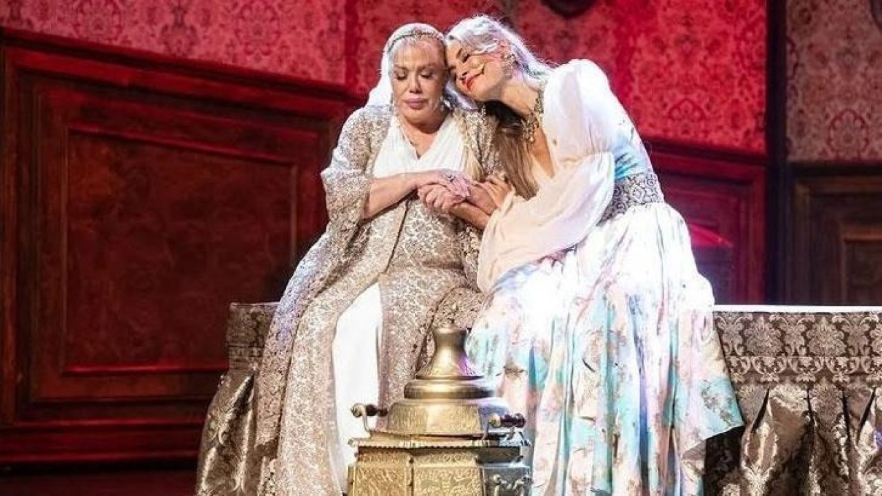 Mine Koşan'dan Çağla Şikel'e sert sözler!