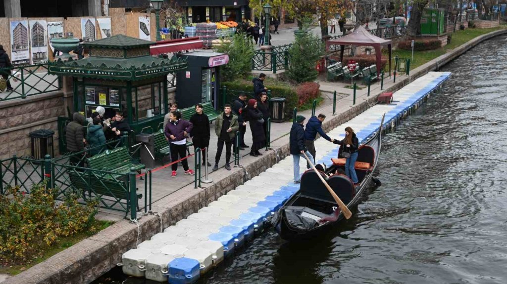 Eskişehir’de soğuk havaya rağmen gondol keyfi yaptılar