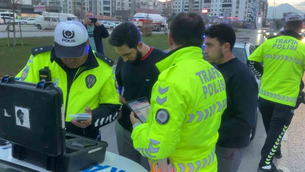 Alkollü sürücü emniyeti alarma geçirdi, ehliyeti daimi iptal edildi