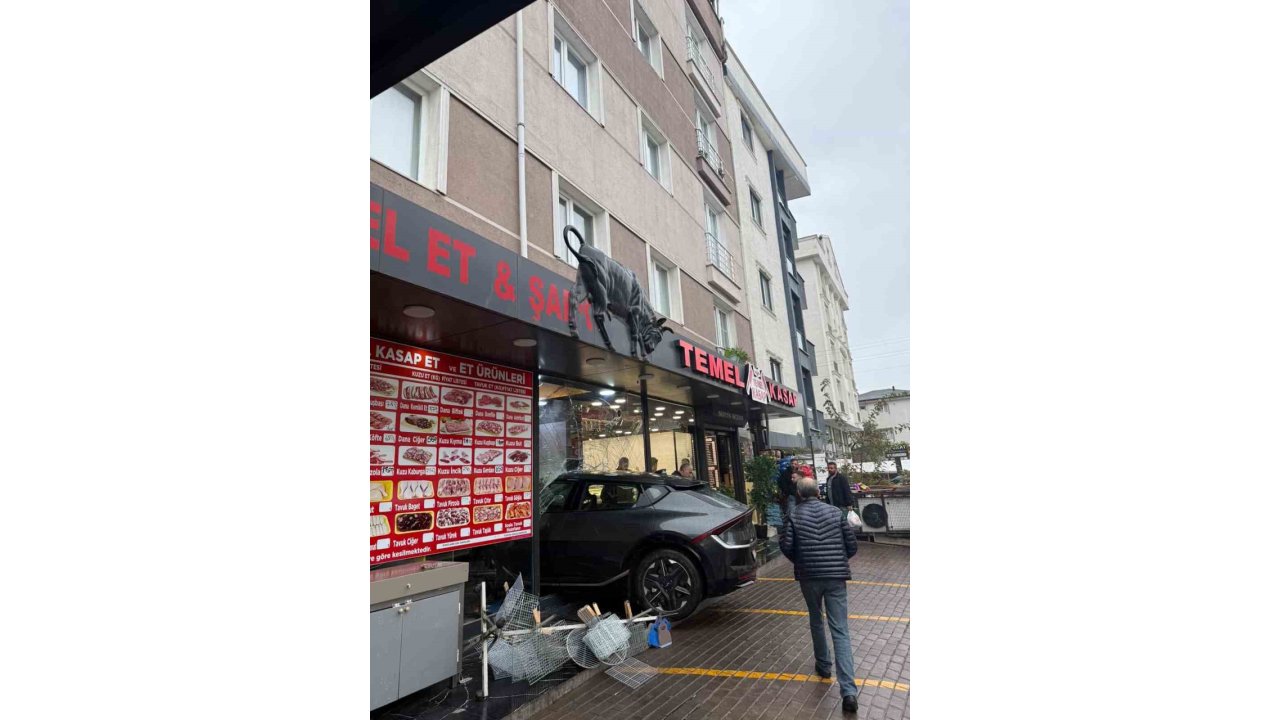 Kontrolden çıkan cip şarküteriye daldı: Kıl payı kurtuluş kamerada