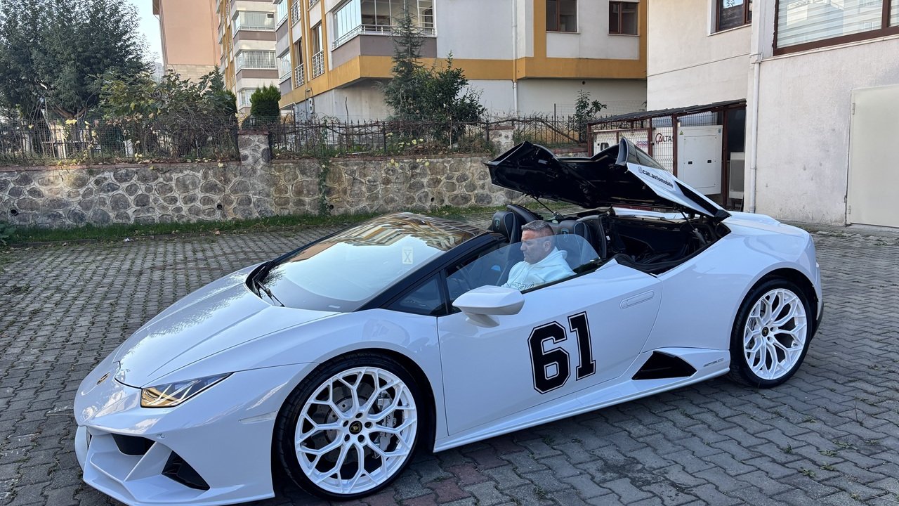 Köyüne Lamborghini ile geldi, anneannesini gezdirdi