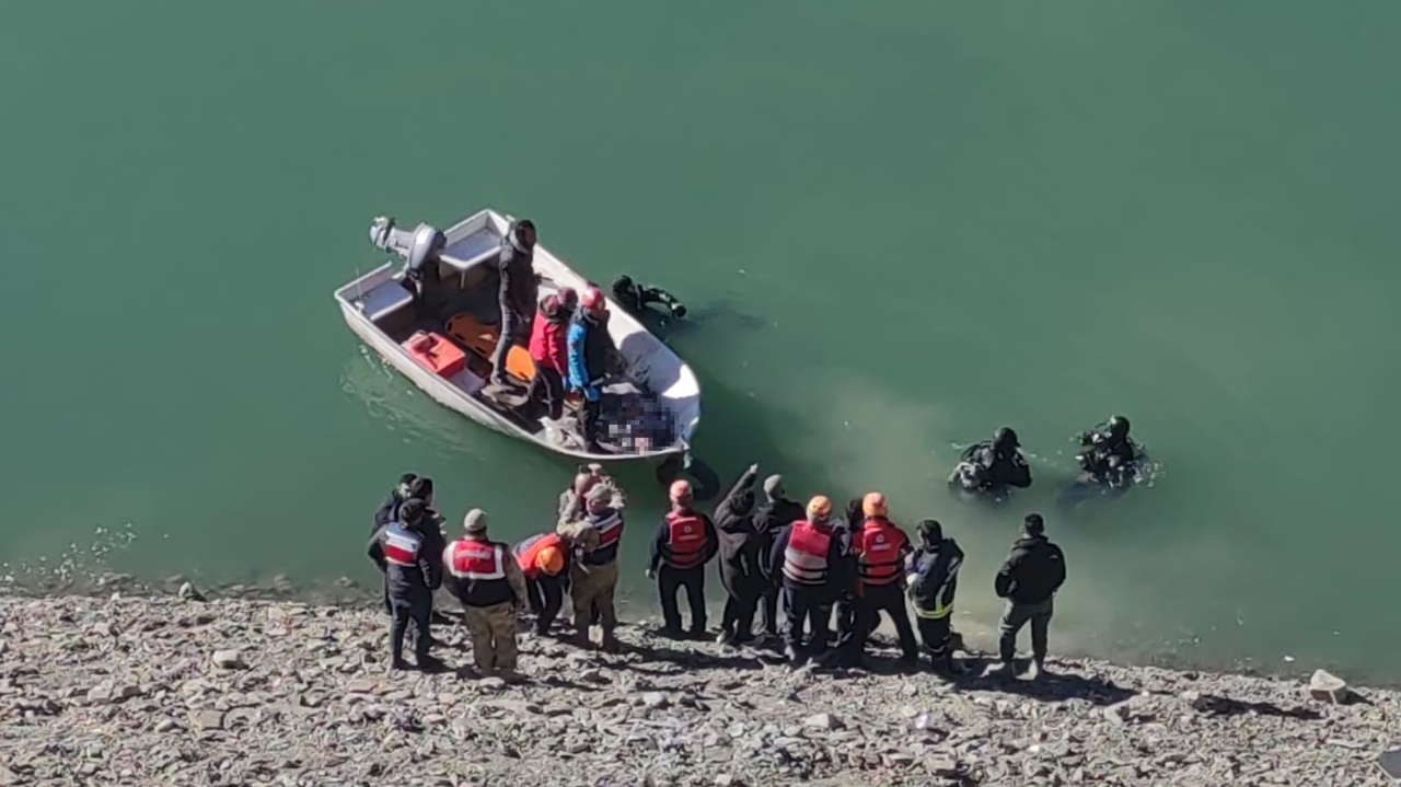 Baraja araç uçtu: 2 kişi ölü olarak çıkartıldı