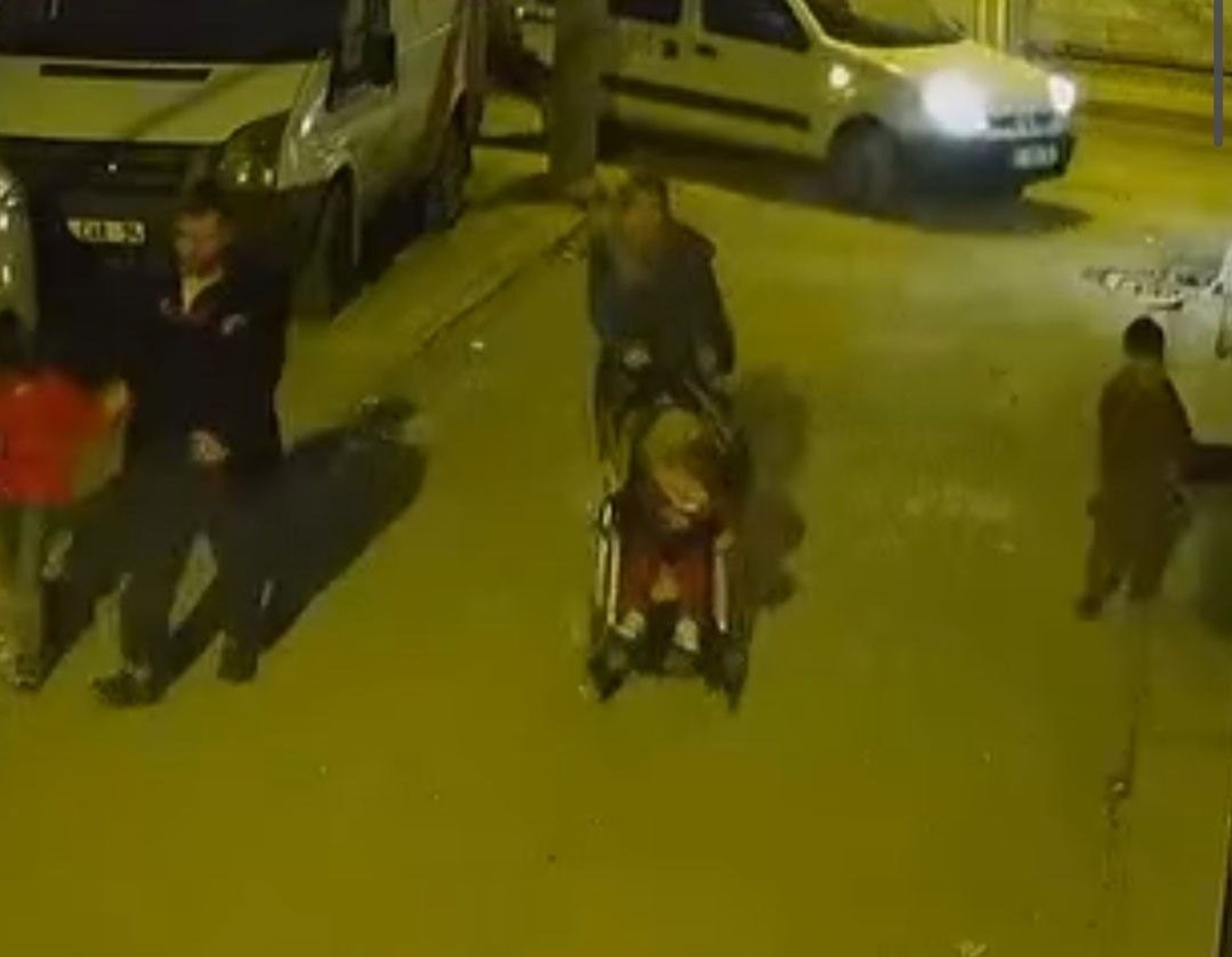 Vicdansız adam! Çocuğun kafasını önce arabaya vurdu sonra çocuğu yere fırlattı