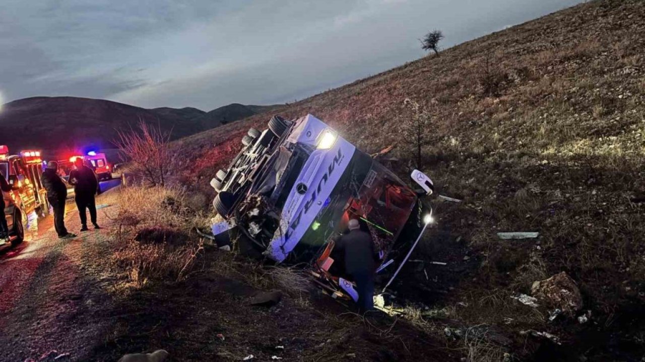 Afyon'da dram: Otobüs şarampole yuvarlandı, 2 can kaybı, 21 yaralı