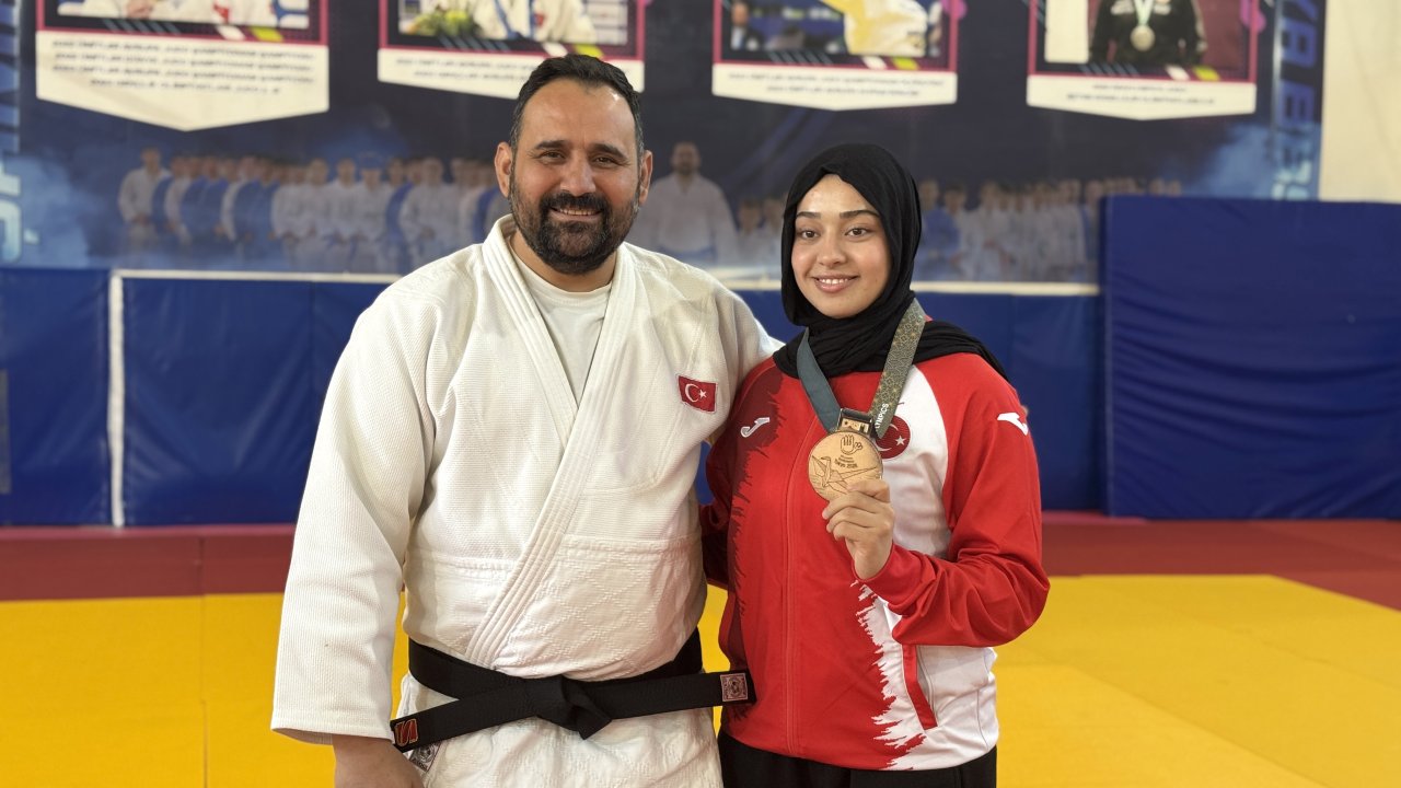 Sakatlığına rağmen  'Esma Gökülü' olimpiyat madalyasını kaptı