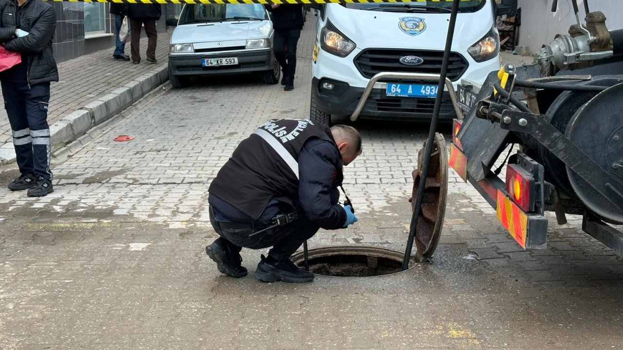 Tıkalı kanalizasyonu açmak isteyen ekipler şok oldu!