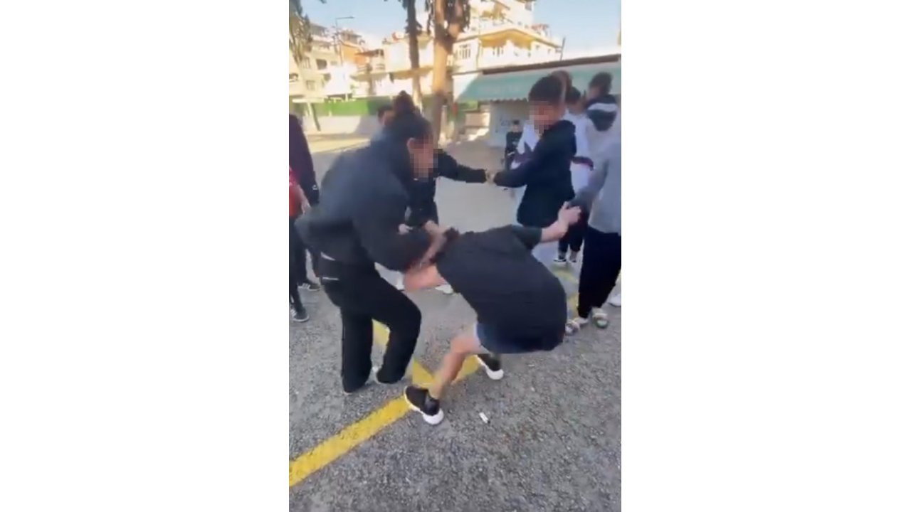 Antalya'da 11 kız öğrenci, 1 kız öğrenciyi darp edip telefona kaydetti!
