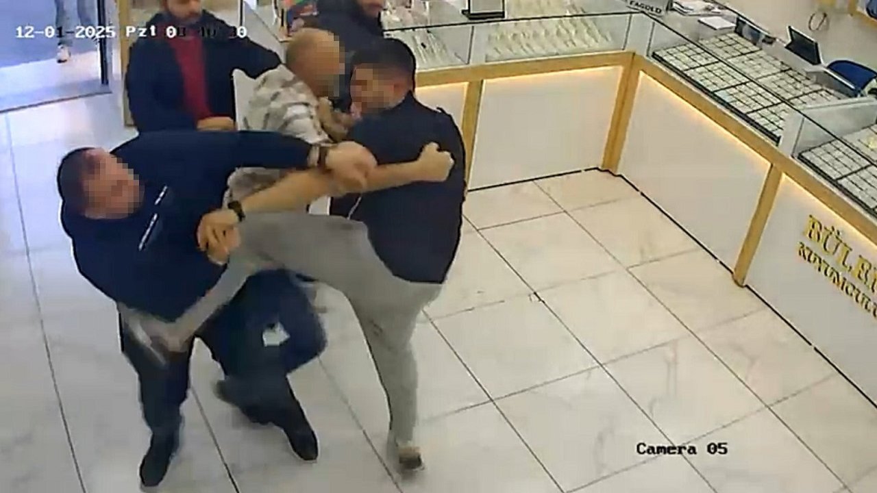 Kuyumcular müşteri için dükkan bastı! Birbirlerini tekme tokat dövdüler