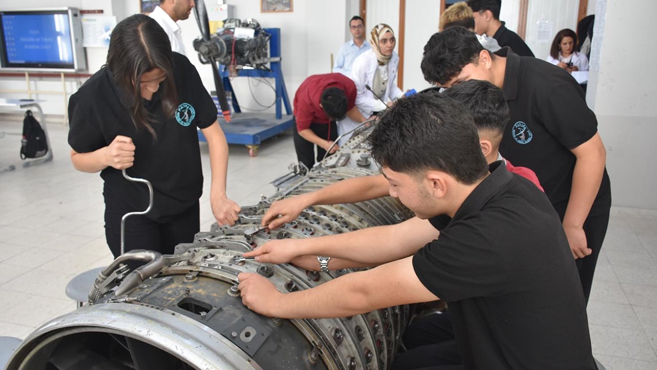 Konya'daki meslek lisesinde geleceğin uçak bakım teknisyenleri yetişiyor