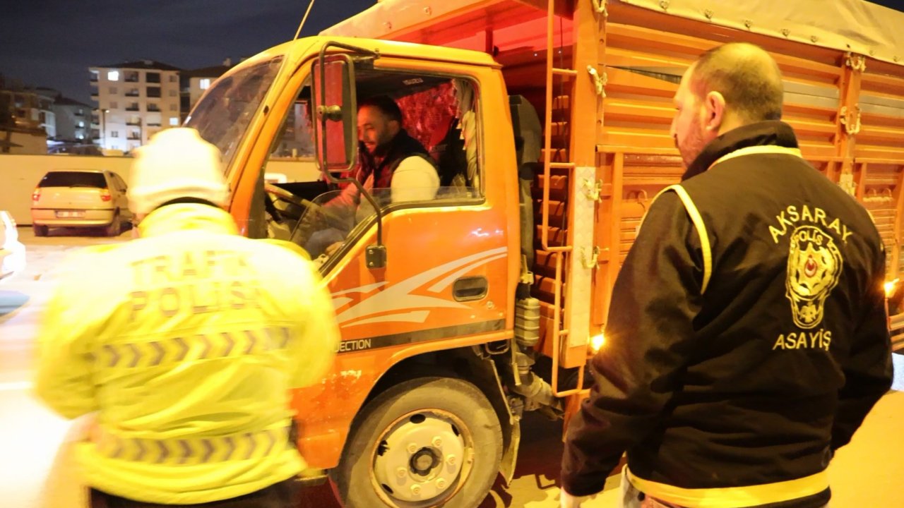 Ehliyetsiz sürücü, çekme belgeli kamyoneti kullanırken yakalandı