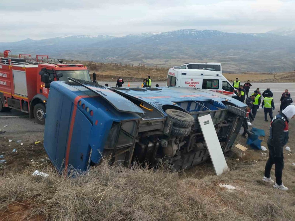 Cezaevi nakil aracı devrildi, aralarında mahkûmların da bulunduğu 5 kişi yaralandı