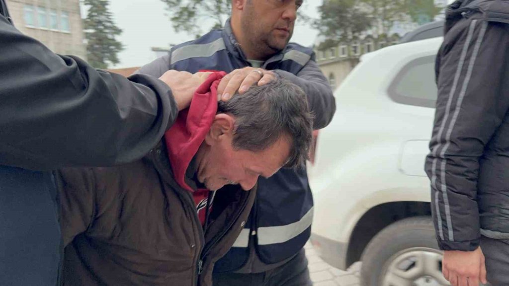 Oğlunu bıçaklayarak öldürdü!