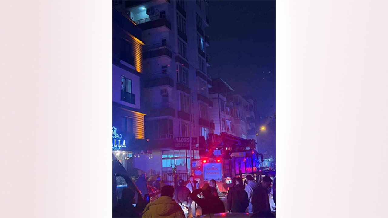 Cinnet getirdi: Evinin eşyalarını sokağa fırlattı