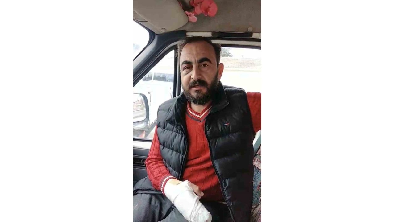 Belediye başkanının halı saha maçına gelen gençleri sopayla dövdüğü iddia edildi