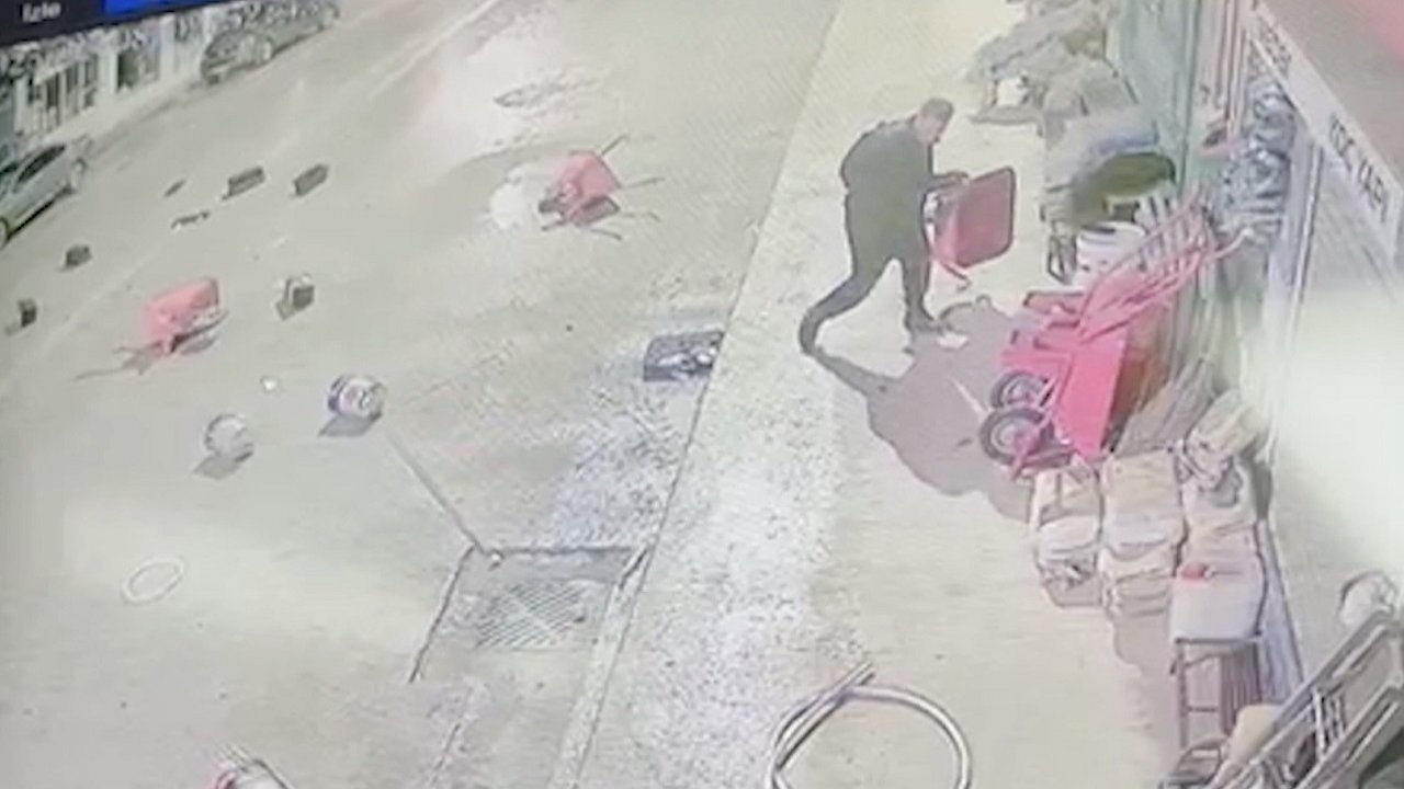 Sokak ortasında tuhaf olay! Eline geleni sokağa attı: Marketin camını patlattı