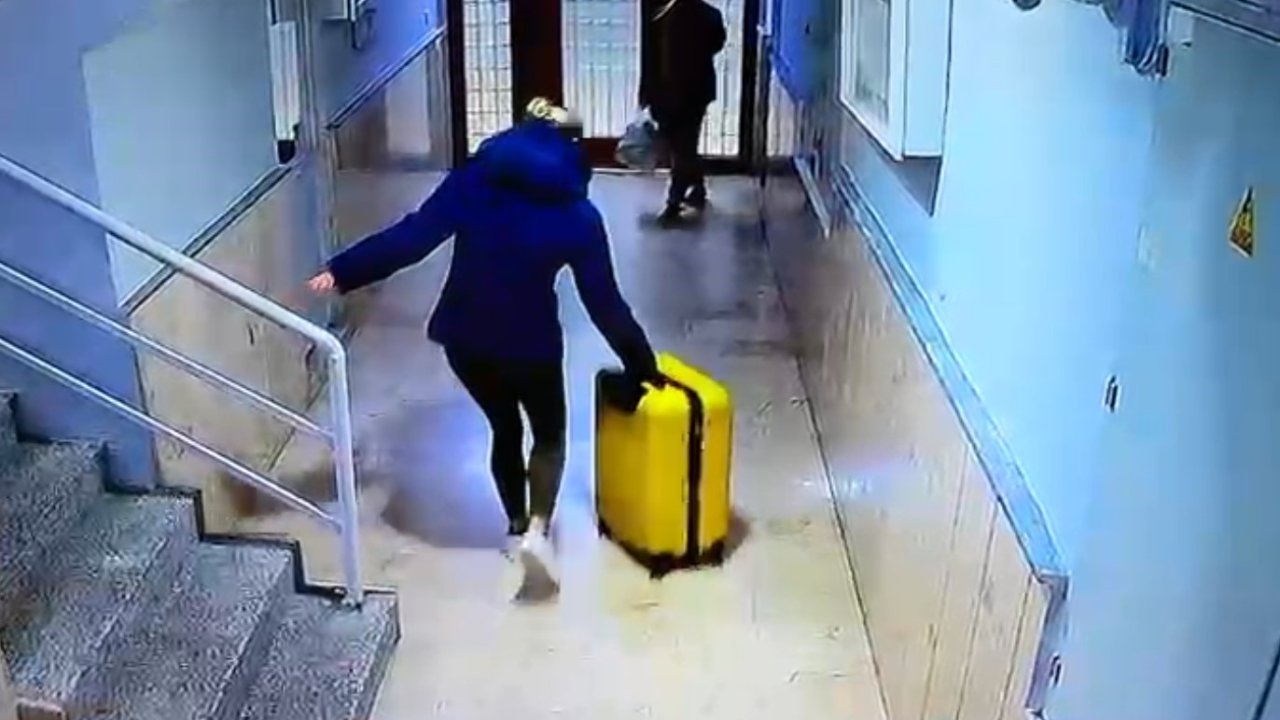 Güllü’nün kızının arkadaşı ile birlikte bavullarla binadan çıktığı anlara ilişkin görüntü ortaya çıktı