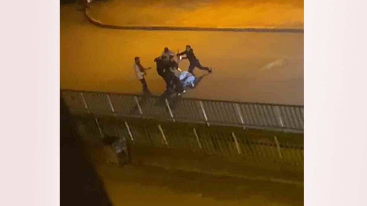 Bir genç 4 kişi tarafından acımasızca dövüldü! Görüntüler dehşete düşürdü