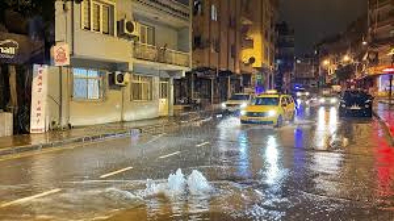 İzmir’de sağanak yağış hayatı felç etti