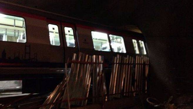 Metroda inanılmaz kaza! Demir çubuk yolcuya saplandı
