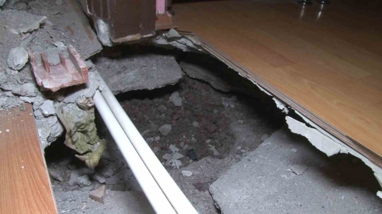 Evlerinde otururken şoku yaşadılar! Salonun ortasında çukur oluştu