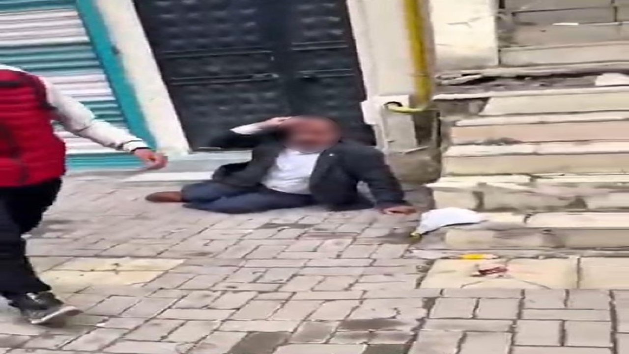 Yaşlı adama sokak ortasında meydan dayağı attılar!